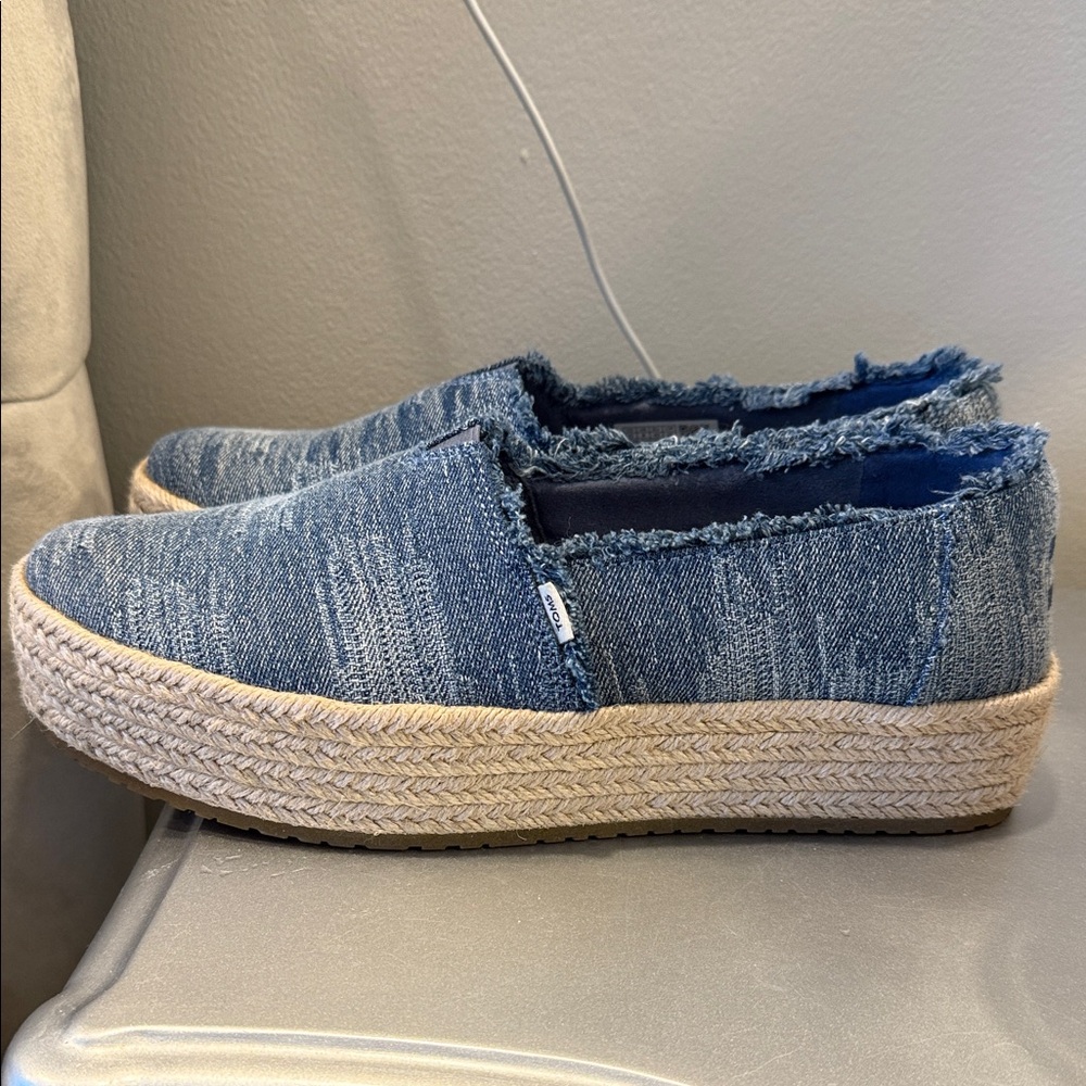 TOMS Denim Blue Frayed Espadrille Slip-Ons Very Light and Comfortable sz 10